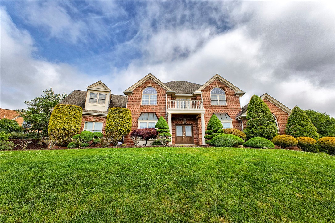 33 Hawthorne Ln — photo 1