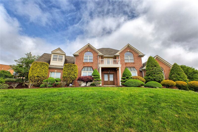33 Hawthorne Ln