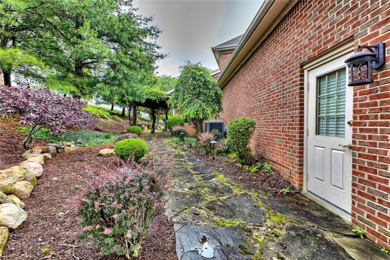 33 Hawthorne Ln — photo 7