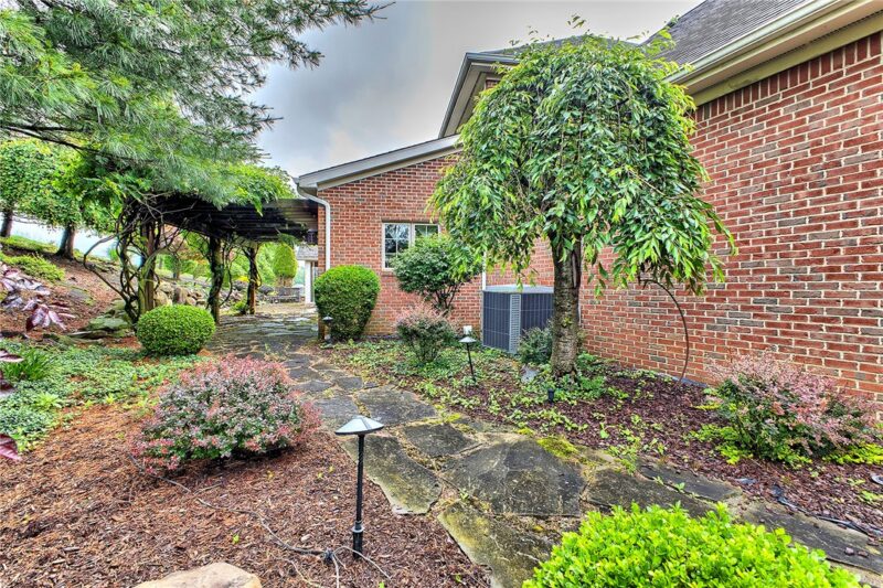 33 Hawthorne Ln — photo 8