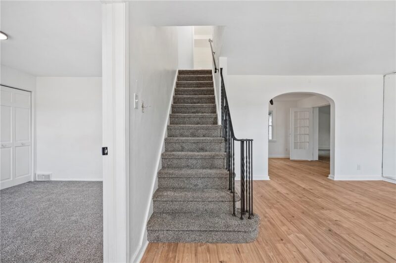 2219 Manor Ave — photo 3