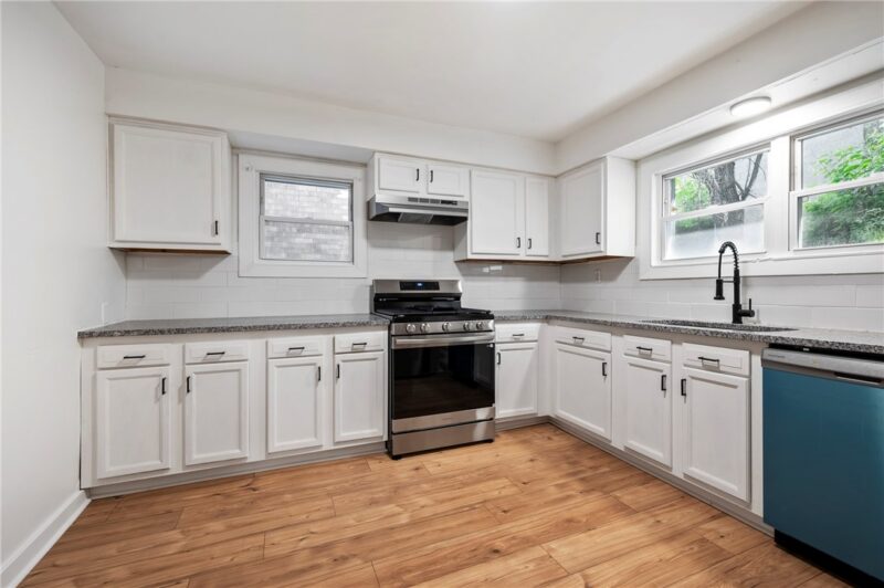 2219 Manor Ave — photo 8