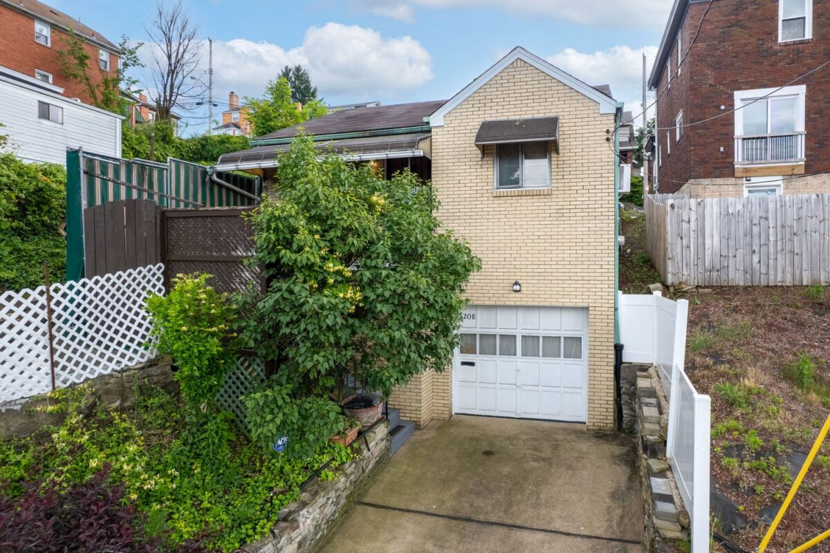 1208 Merrick Avenue — photo 1