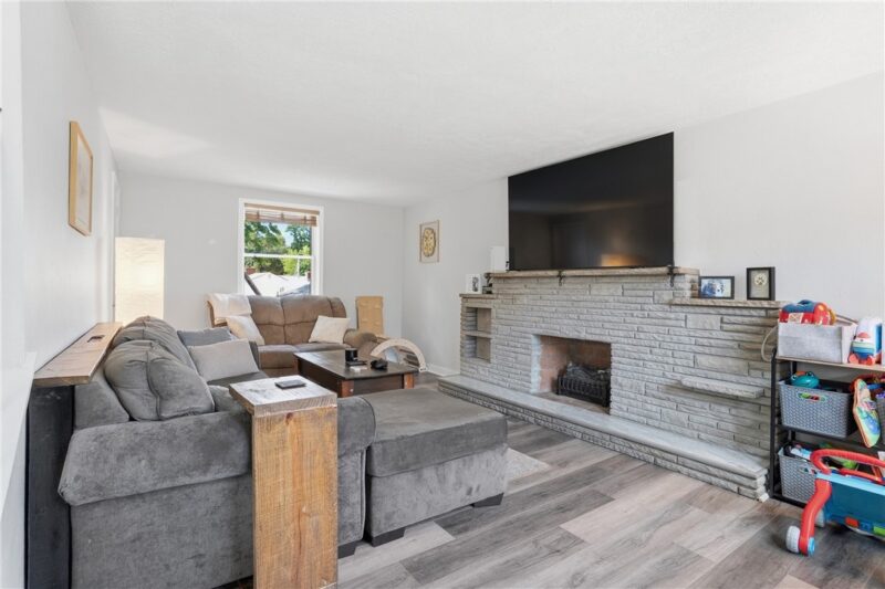 11 E Willock Rd — photo 3