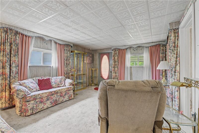 212 Singer AVENUE — photo 8