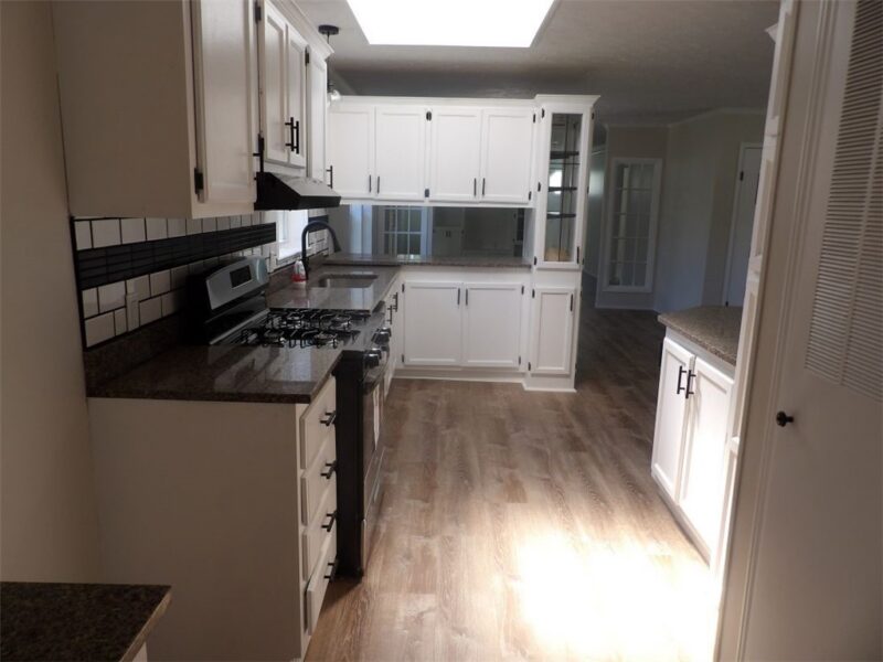 1040 Marshall St — photo 3