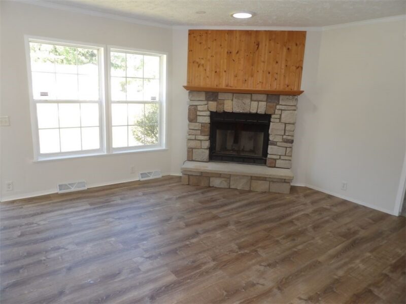 1040 Marshall St — photo 5