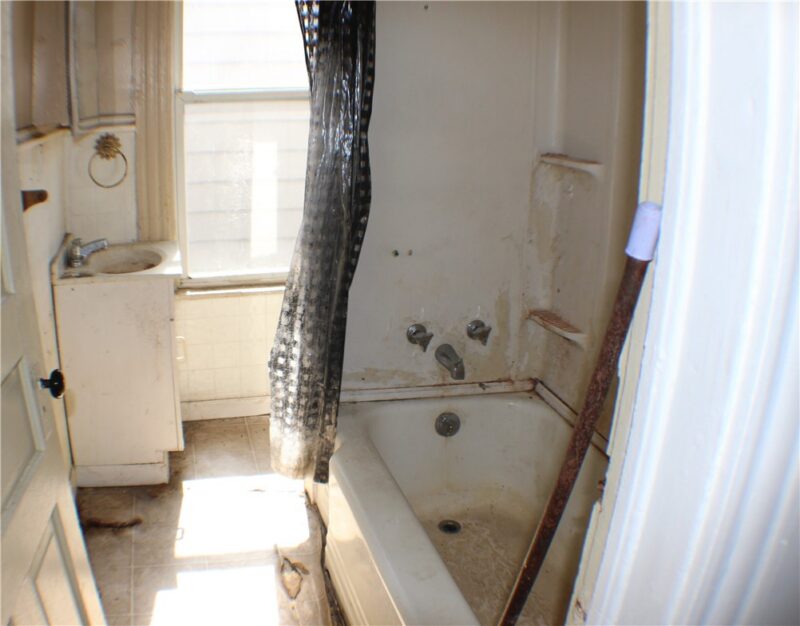 580 Thompson Ave — photo 8