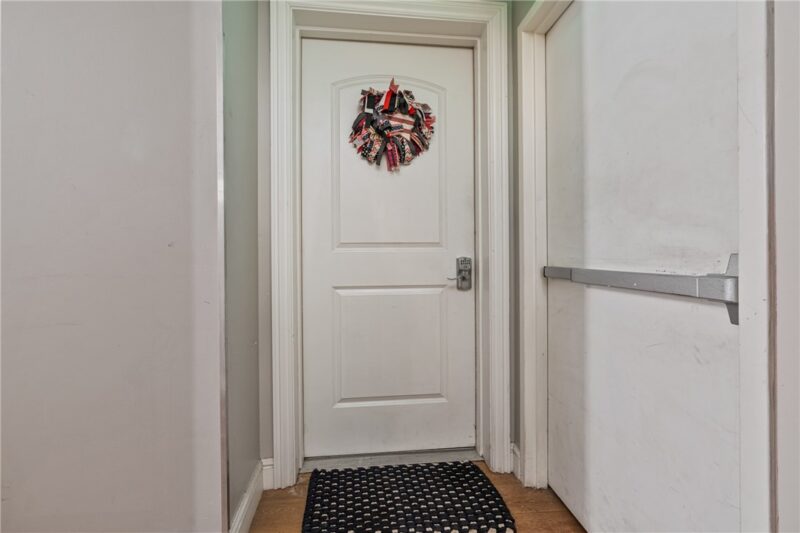 2132 Sarah St 105 — photo 6