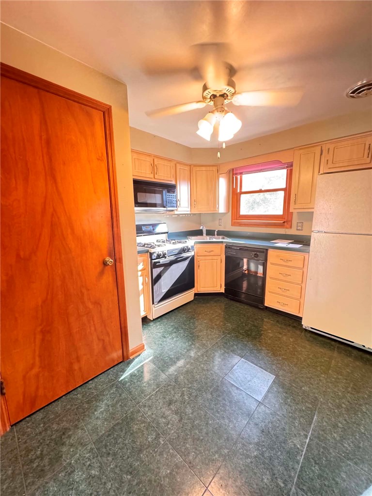 1094 Greenwood Drive — photo 8
