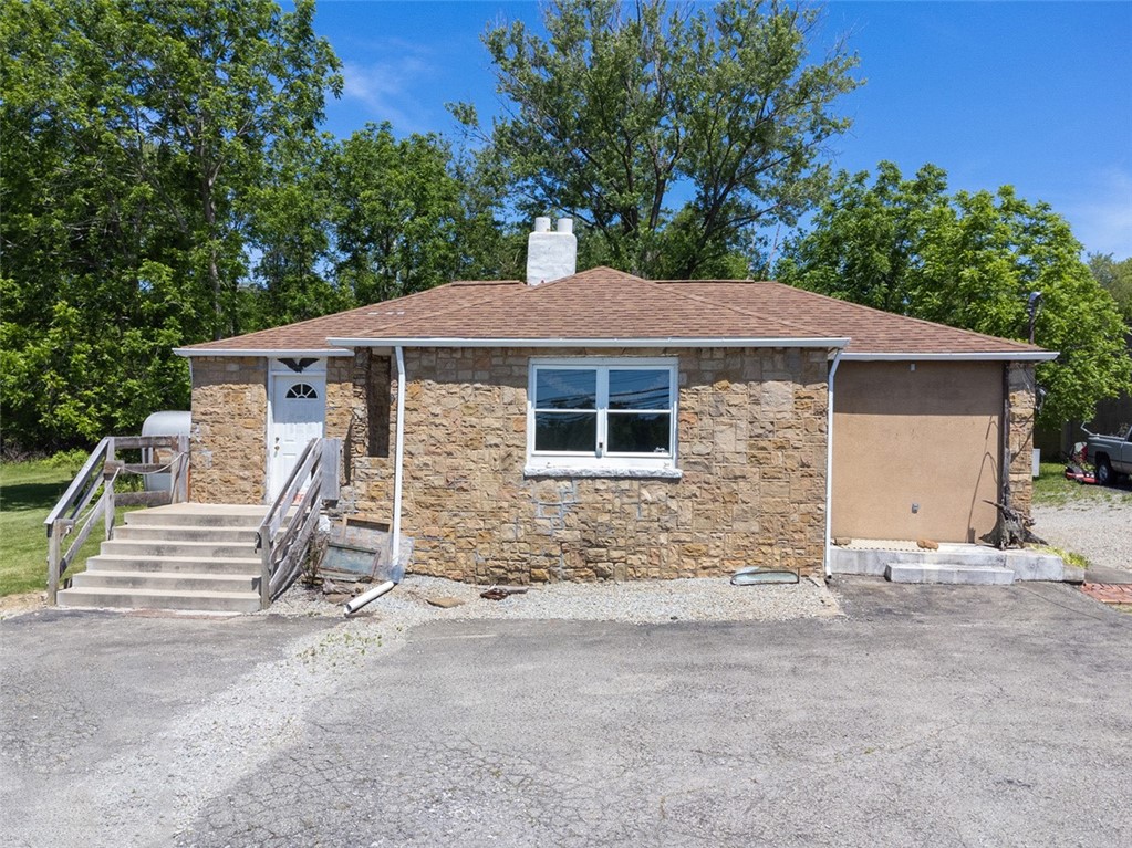1065 University Dr — photo 1