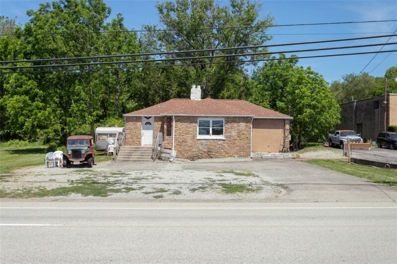 1065 University Dr — photo 2
