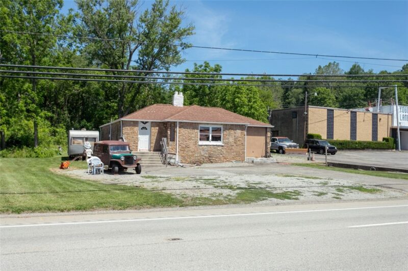 1065 University Dr — photo 3