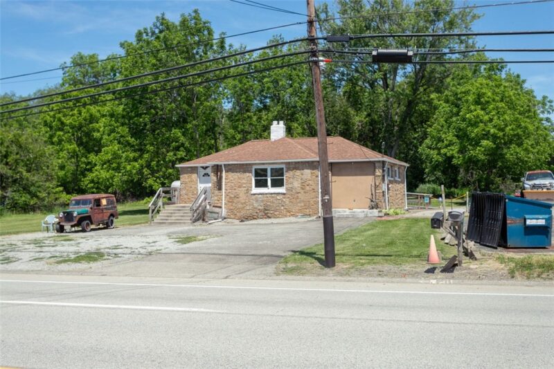 1065 University Dr — photo 4