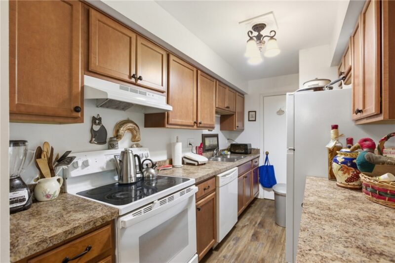 920 Margarite Dr J — photo 3