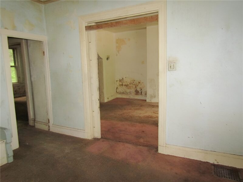 1058 Blackadore St — photo 4
