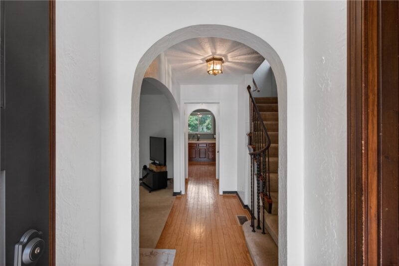 212 E Muntz — photo 2