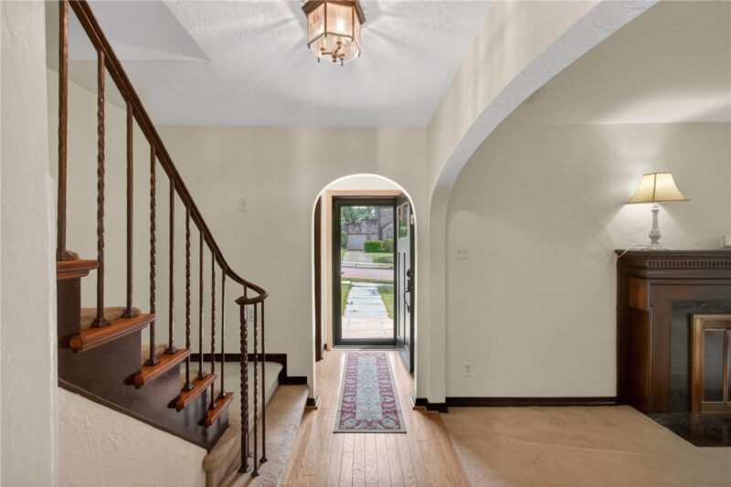 212 E Muntz — photo 3