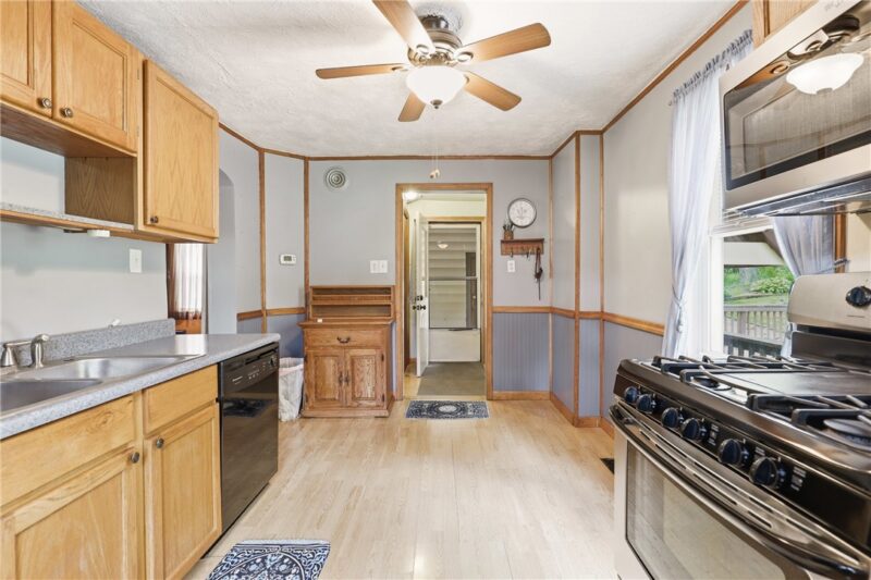 111 Center St — photo 3