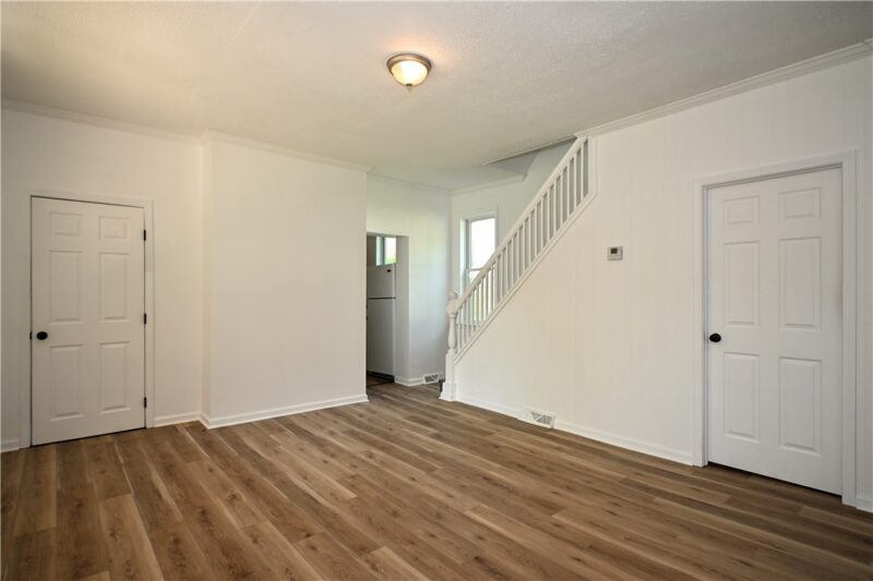 697 E Main St — photo 3
