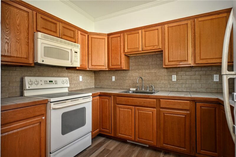 697 E Main St — photo 4