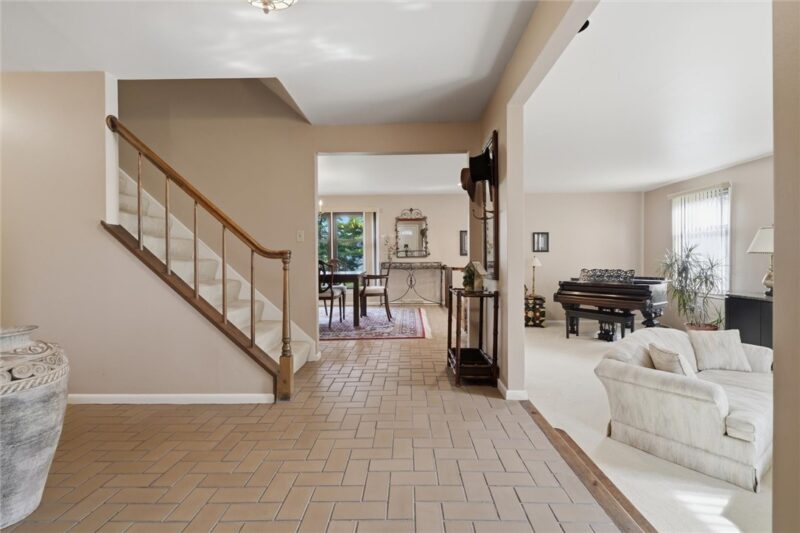 124 Windsor Court — photo 3