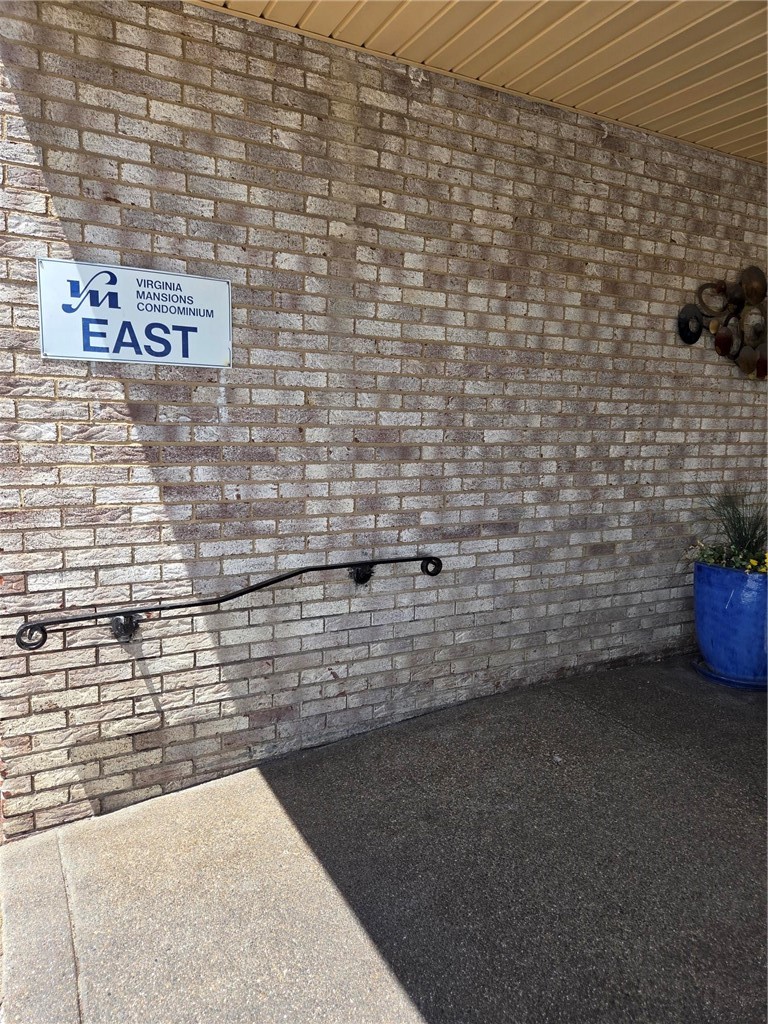 2120 Greentree Road 102E — photo 2