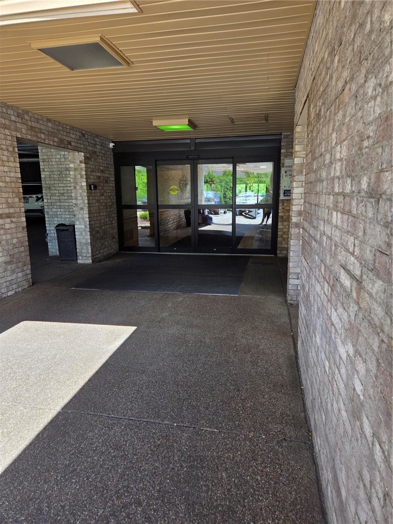 2120 Greentree Road 102E — photo 3