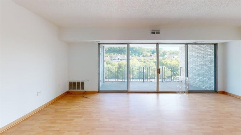 2120 Greentree Road 102E — photo 5