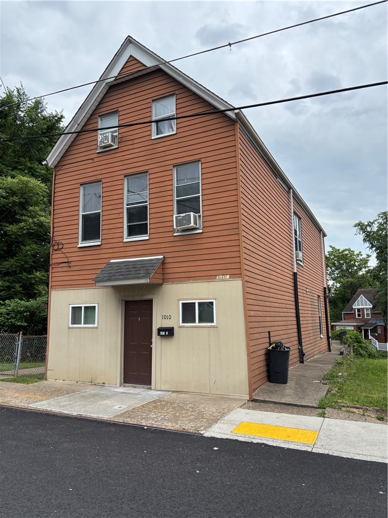 1010 Lincoln Avenue — photo 1