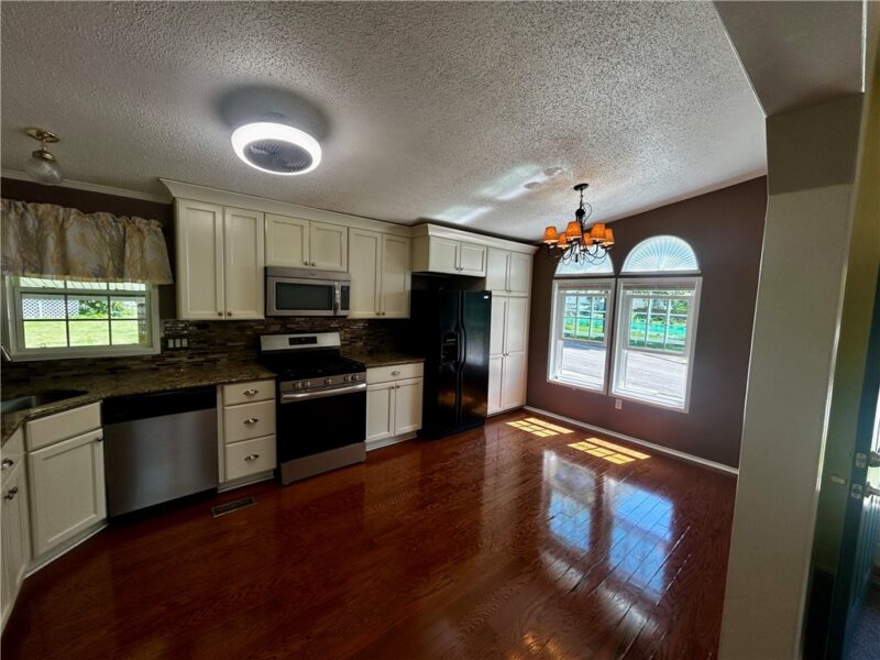 806 Center St — photo 3