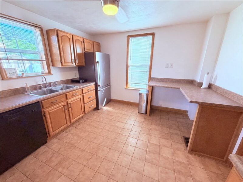 2067 Broadway Ave — photo 5