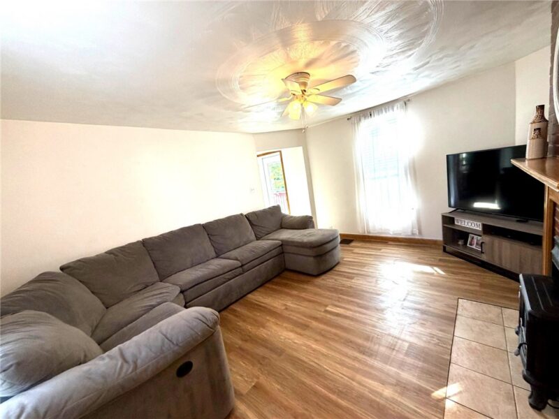 2067 Broadway Ave — photo 8