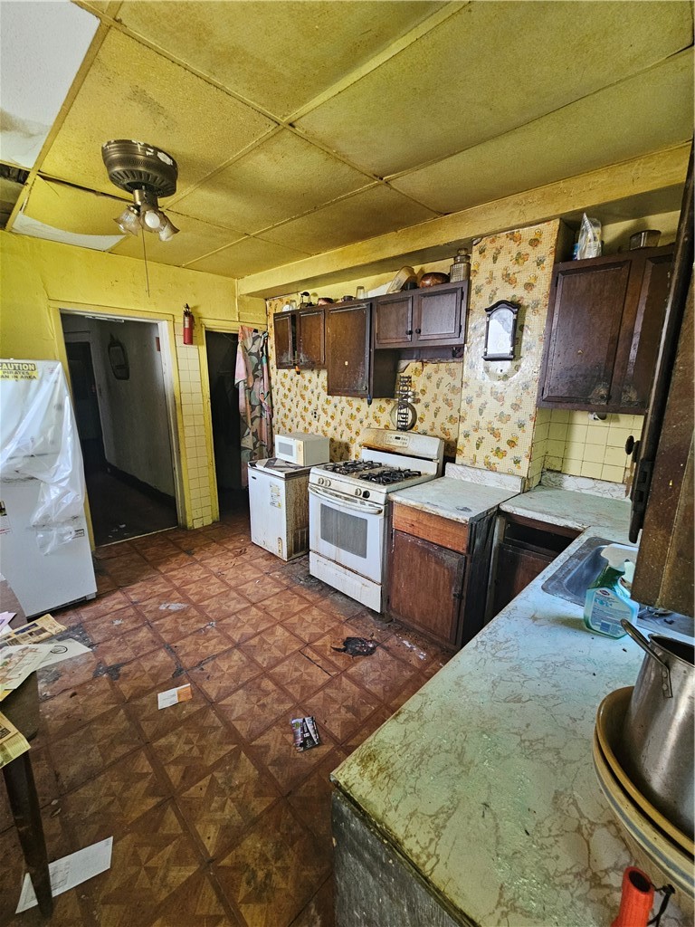 3341 Webster Ave — photo 3