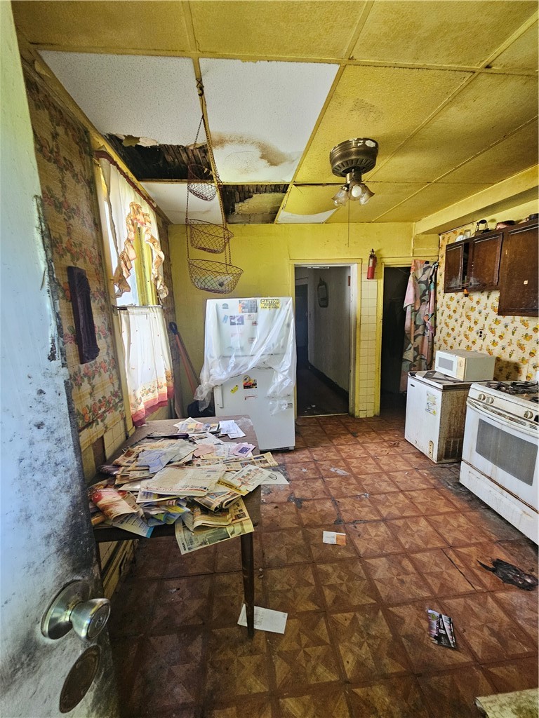 3341 Webster Ave — photo 4