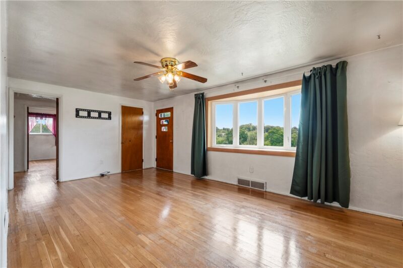 319 Saratoga Dr — photo 4