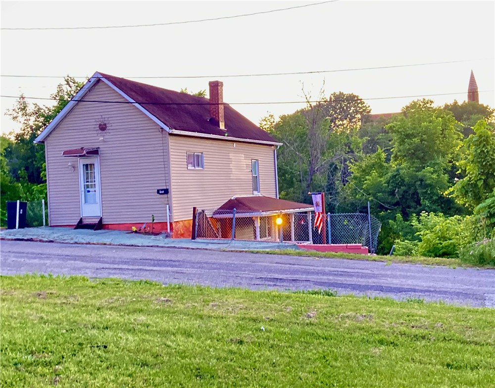 411 Rostraver St — photo 1