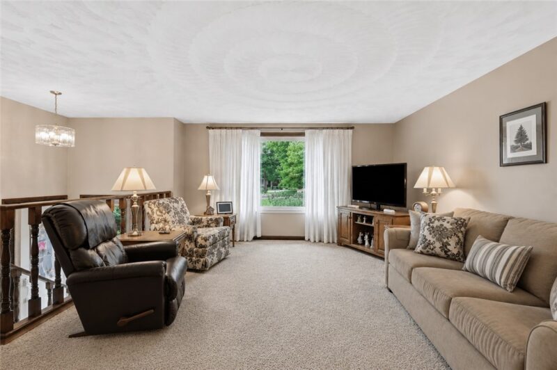 135 Carol Drive — photo 3