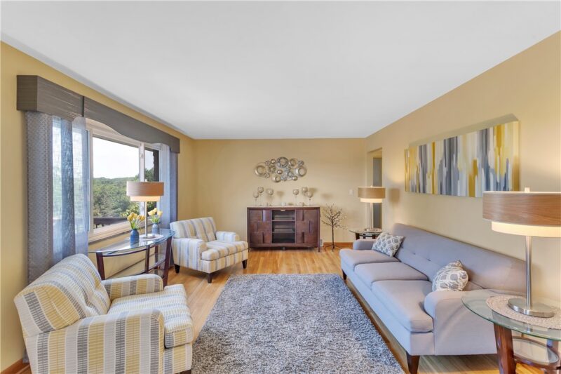 930 Crestview Dr — photo 2