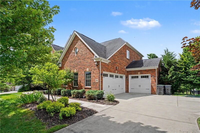 303 Connemara Ct — photo 2