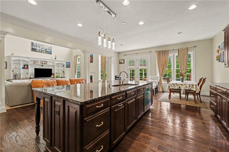 303 Connemara Ct — photo 8