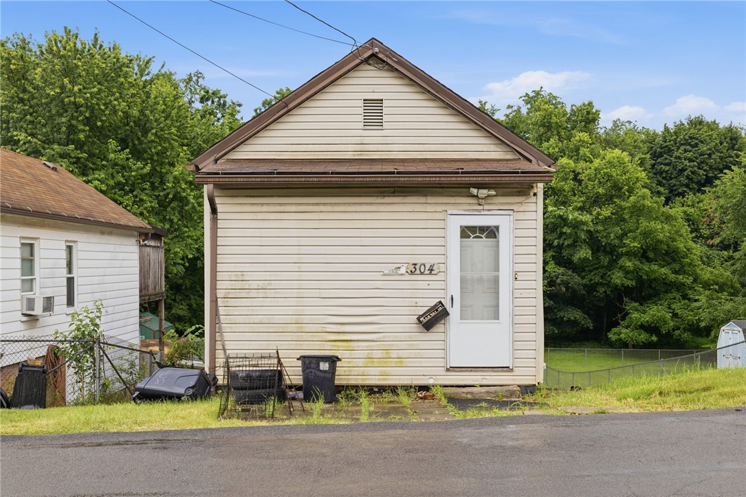 304 Division St — photo 1