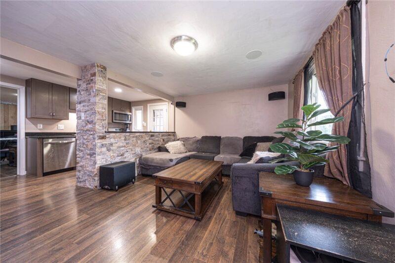 422 Oakhurst Avenue — photo 4