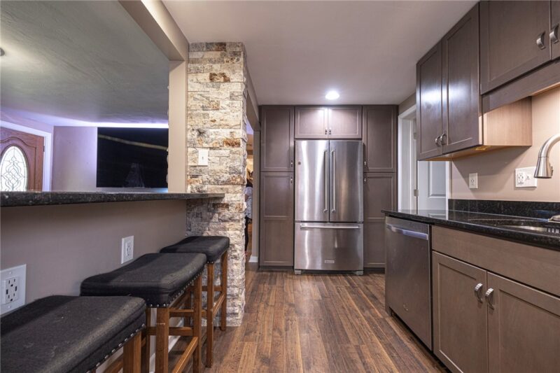 422 Oakhurst Avenue — photo 8