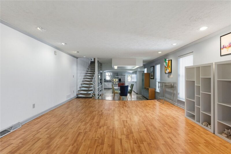 130 Lincoln Ave — photo 2