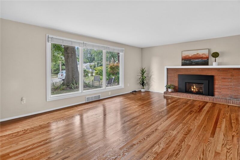385 MAPLEWOOD DRIVE — photo 3