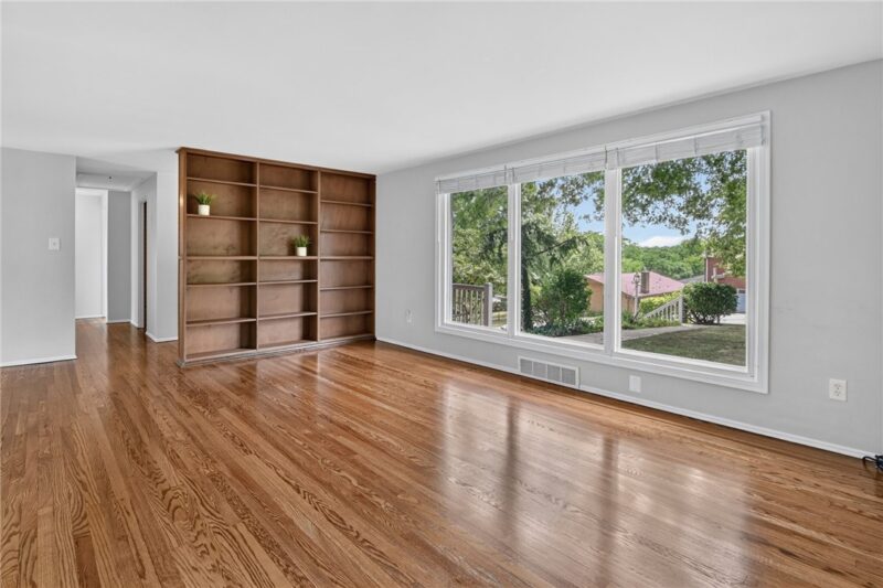 385 MAPLEWOOD DRIVE — photo 4