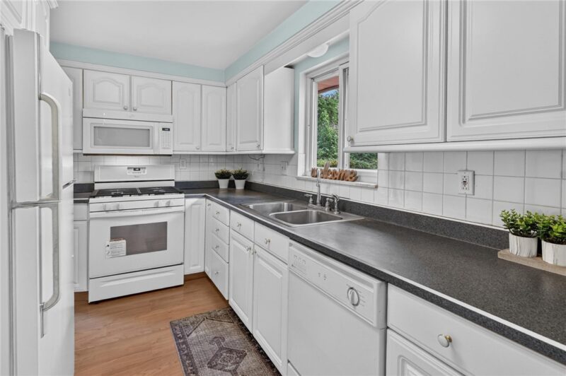 385 MAPLEWOOD DRIVE — photo 7