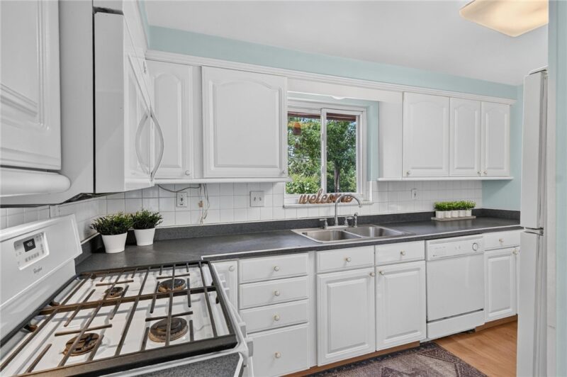 385 MAPLEWOOD DRIVE — photo 8