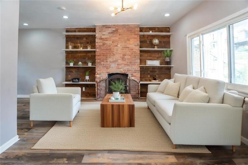1031 Valonia St — photo 2